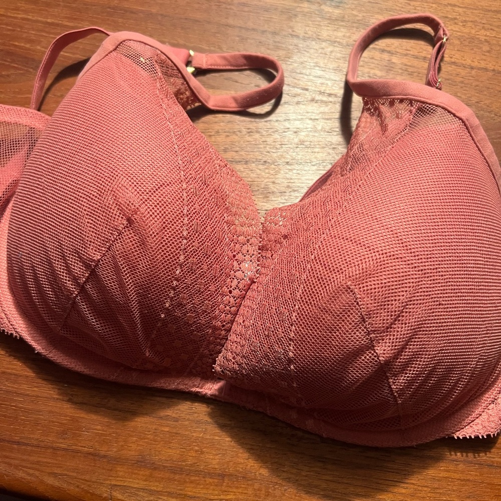 Victoria’s Secret 38D pink plunge bra